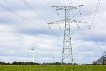 Pylone de haute tension et éoliennes