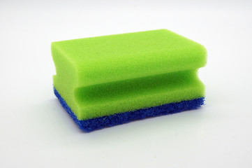 Küchenschwamm auf weißem Hintergrund