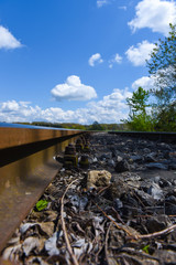 Bahnschienen bei sch&ouml;ner Landschaft