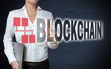 Blockchain touchscreen wird von Geschäftsfrau gezeigt