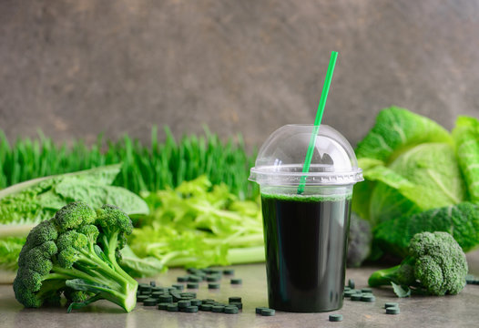 Green detox smoothies with spirulina