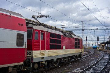 Obraz premium locomotive to electricity at train station