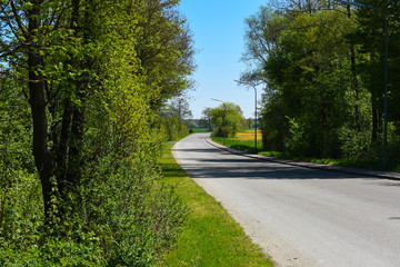 Ortsausfahrt bei blauem Himmel