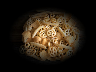 dekorative feurige Chips im Fokus