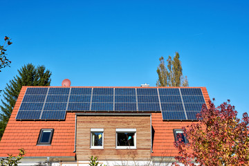 Fototapeta premium Solarkollektoren auf rotem Ziegeldach