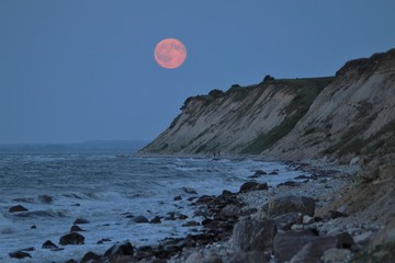 roter Blutmond geht über dem Steilufer an der Ostsee auf, Mondaufgang, Vollmond, Mond, Luna