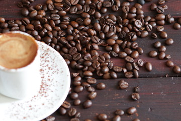 Fototapeta premium tazza di caffè e chicchi di caffè