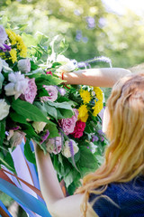 Naklejka premium Florist working with flowers at green park or garden.