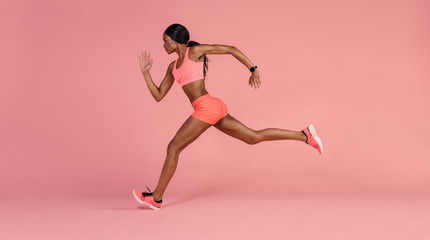 Sprint biegacz afrykańskich kobiet - 189226632