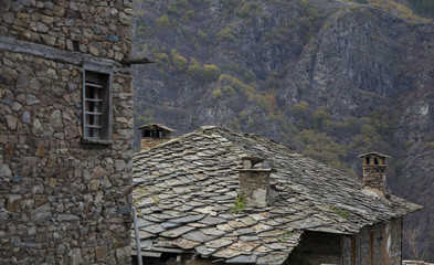 Fototapeta na wymiar Very old rural houses with roofs of stone slabs that are found in the Rhodope Mountains