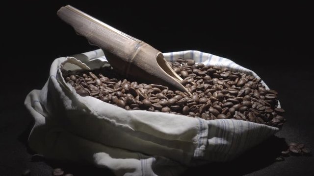 Мешок кофе с деревянным совком.