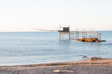 trabucco a punta aderci nella riserva naturale di vasto  durante le ultime luce della sera di una giornata di fine estate 