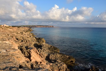 Fototapeta na wymiar Die Costa de Tramuntana auf Formentera im Sonnenaufgang
