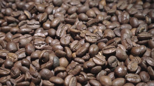 Куча кофейных зерен крупным планом.