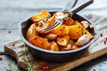 Potato slices baked with garlic, pepper and thyme.