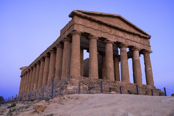 Obraz premium Greek Temple during sunset in Agrigento, Sicily