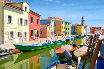 Fototapeta na wymiar Colorful houses and canals on the island of Burano near Venice