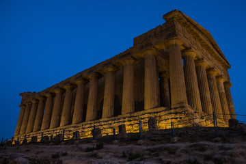 Obraz premium Greek Temple during sunset in Agrigento, Sicily