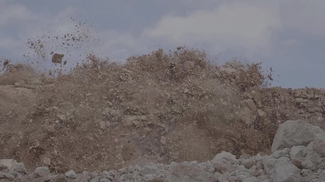 slowmotion log esplosione in cava