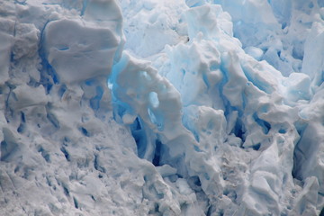 biało niebieska struktura lodowca pełna pęknięć i załamań