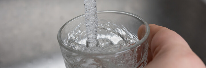 Wasser in ein Glas eingießen - Banner