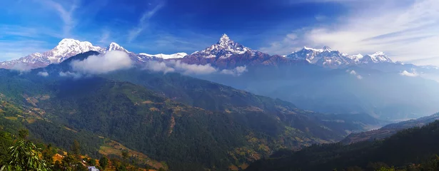 Fotobehang Manaslu Annapurna-bergketenlandschap bij zonsopgang met beroemde toppen Annapurna Main, Annapurna South, Machapuchare en Manaslu Himal. Nepal, Himalaya, horizontaal panoramisch uitzicht op mistige zonsopgang