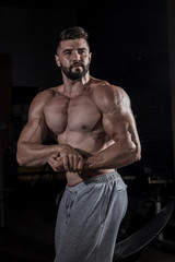 Obraz na płótnie Canvas Muscle Man in the Gym