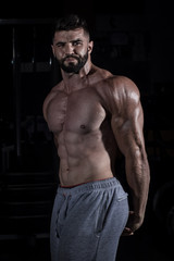 Fototapeta na wymiar Muscle Man in the Gym