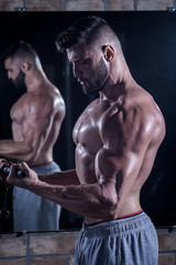 Fototapeta na wymiar Muscle Man in the Gym