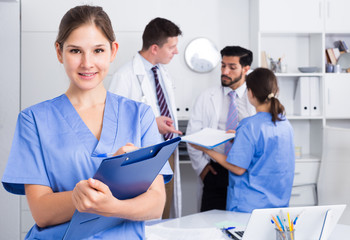 Obraz premium Female doctor writing notes on clipboard