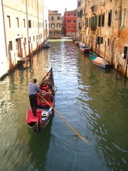 Promenade romantique en gondole sur un canal à Venise (Italie)