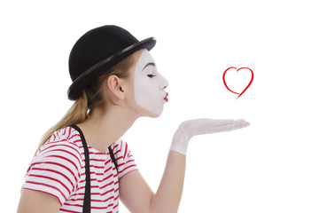 jeune fille mime masque blanc envoyant un baiser de coeur 