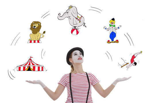 jeune fille mime masque blanc jonglant avec num&eacute;ros de cirque