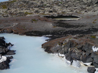 Blaues Wasser fließt durch Berge