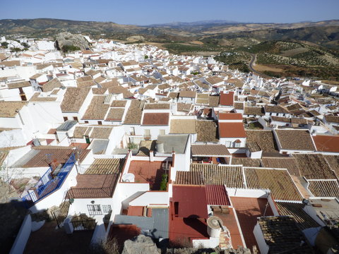 Castillo de Olvera, pueblo de la provincia de Cádiz, en la comunidad autónoma de Andalucía (España) incluido en la comarca de la Sierra de Cádiz, y dentro del partido judicial de Arcos de la Frontera