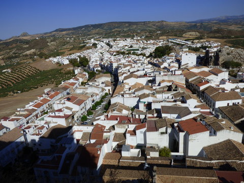 Olvera, pueblo de la provincia de Cádiz, en la comunidad autónoma de Andalucía (España) incluido en la comarca de la Sierra de Cádiz, y dentro del partido judicial de Arcos de la Frontera