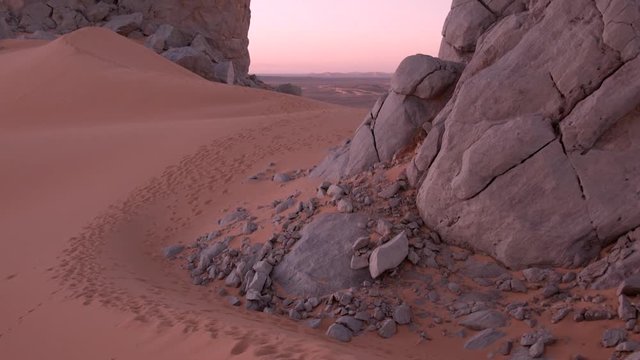 Coucher de soleil dans le d&eacute;sert du Sahara, au Maroc