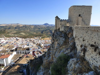 Obraz premium Castillo de Olvera, pueblo de Cádiz, en la comunidad autónoma de Andalucía (España) incluido en la comarca de la Sierra de Cádiz, y dentro del partido judicial de Arcos de la Frontera