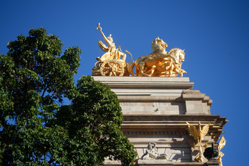 Golden statue of a chariot - Ciutadella Park,Barcelona,Spain - obrazy, fototapety, plakaty