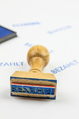 Stempel mit Aufschrift bezahlt, weißes Papier