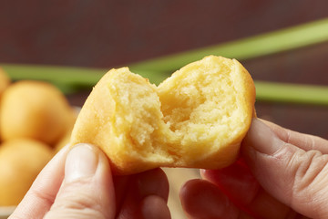 カイムカイノッククラター（タイのうずら型のサツマイモのお菓子）