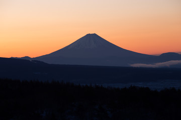 霧ヶ峰高原から夜明けの富士山