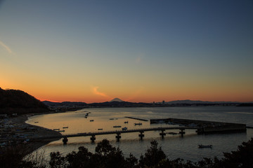横須賀市走水から横須賀港越しの夕焼け富士山