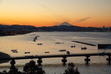 横須賀市走水から横須賀港越しの夕焼け富士山