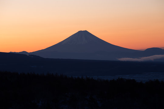 霧ヶ峰高原から夜明けの富士山 © Umibozze