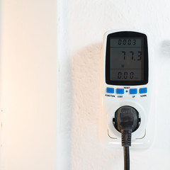 Consumption meter in a wall socket