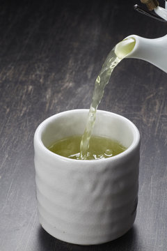 熱い緑茶を注ぐ