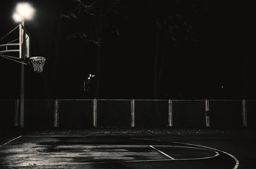 Naklejka premium Basketball court by night