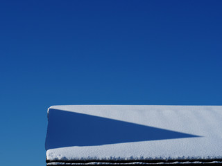 雪の積もった屋根