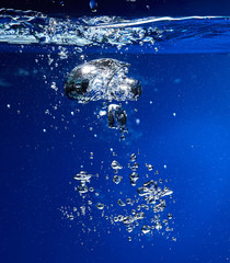 Obraz premium Ice cubes falling into the water